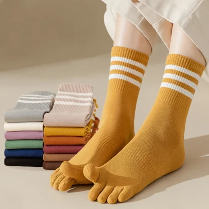 Striped Trim Crew Comfy Toe Socks